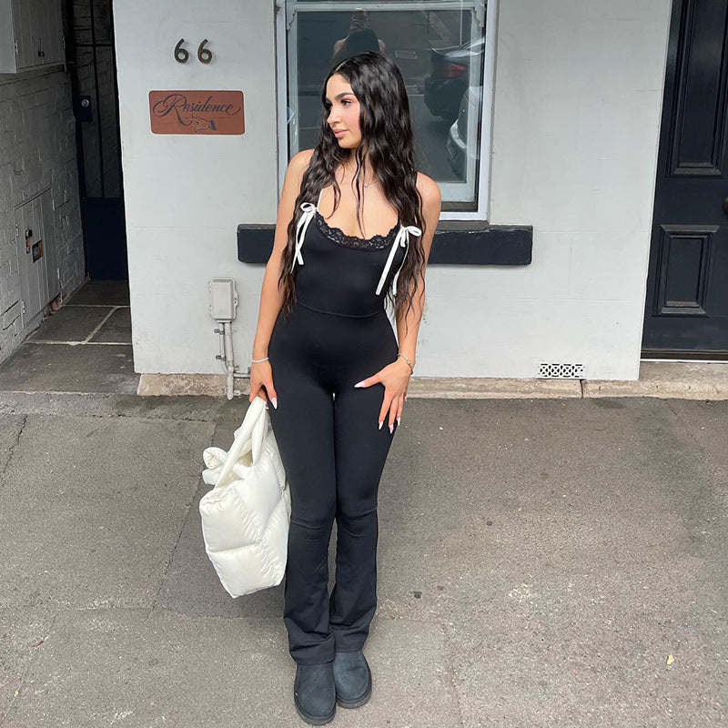 Dame jumpsuit med spids og justerbare stropper Skovae