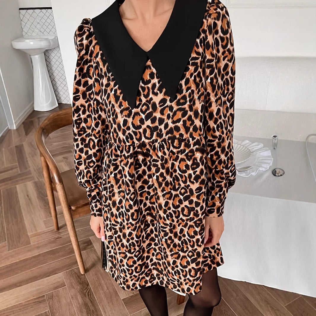 Dame Animal-Print Kjole med voluminøse ærmer og kontrasterende krave Stilla