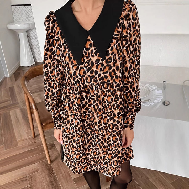 Dame Animal-Print Kjole med voluminøse ærmer og kontrasterende krave Stilla