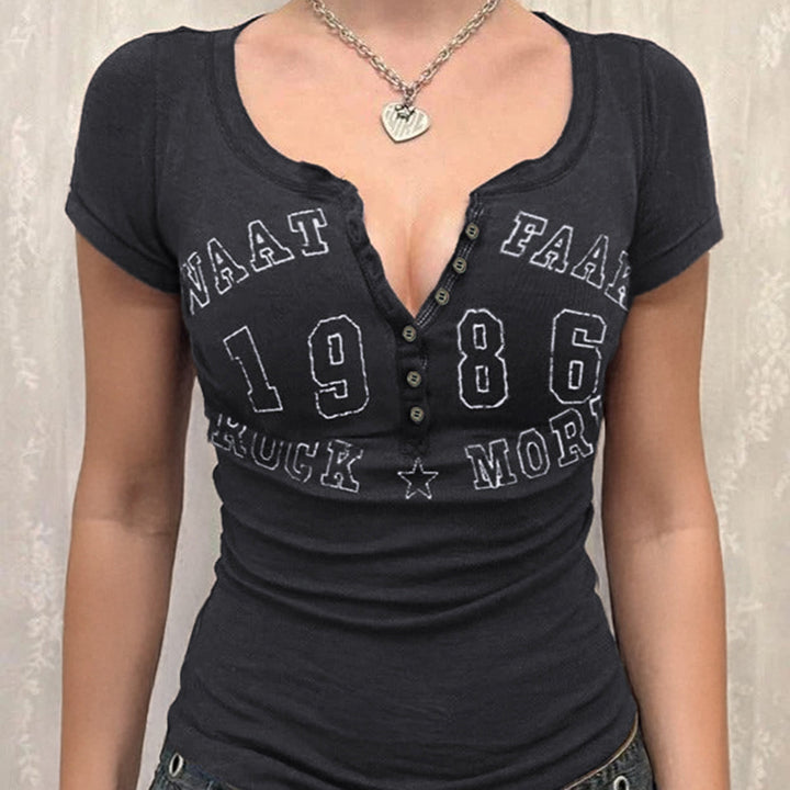 Dame T-Shirt med knapdetaljer og trendy print Stilla