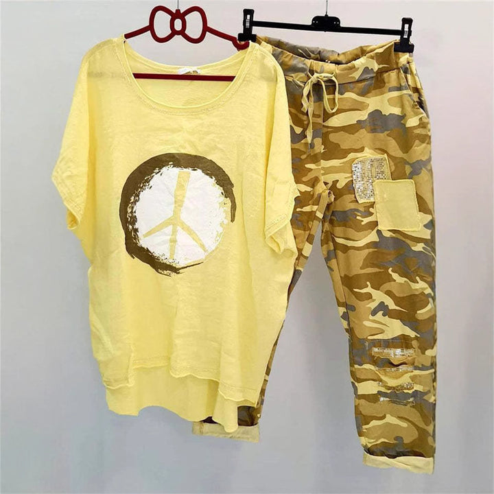 Damer med et afslappet fritidssæt med løst skåret linned-look t-shirt, fredssymbol og camouflage-joggingbukser med patchdetaljer Skovae