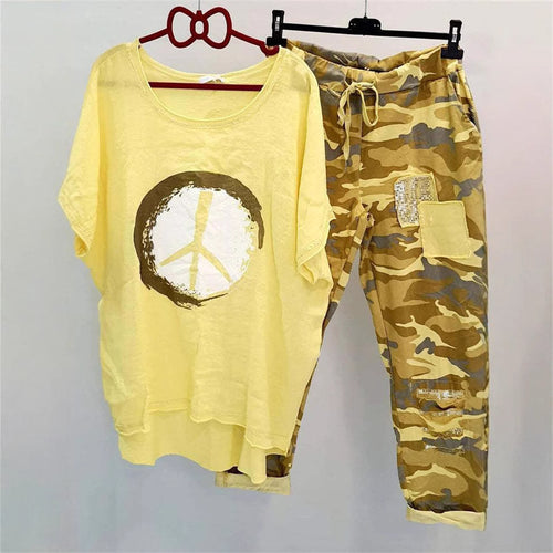 Damer med et afslappet fritidssæt med løst skåret linned-look t-shirt, fredssymbol og camouflage-joggingbukser med patchdetaljer Skovae