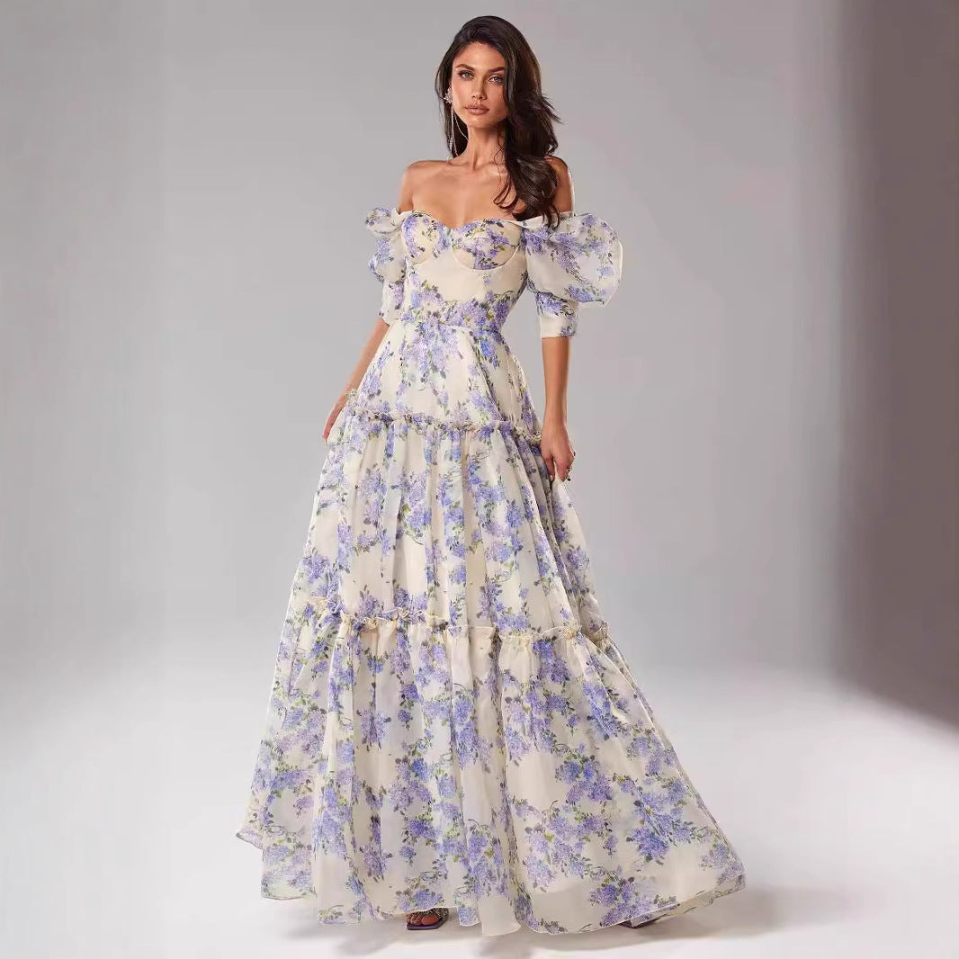 Kvindernes elegante maxikjole med off-the-shoulder flæseærmer og blomsterdetaljer