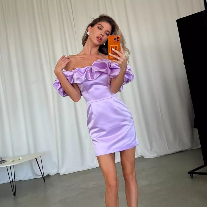 Dame Off-Shoulder Minikjole med voluminøse flæser Stilla