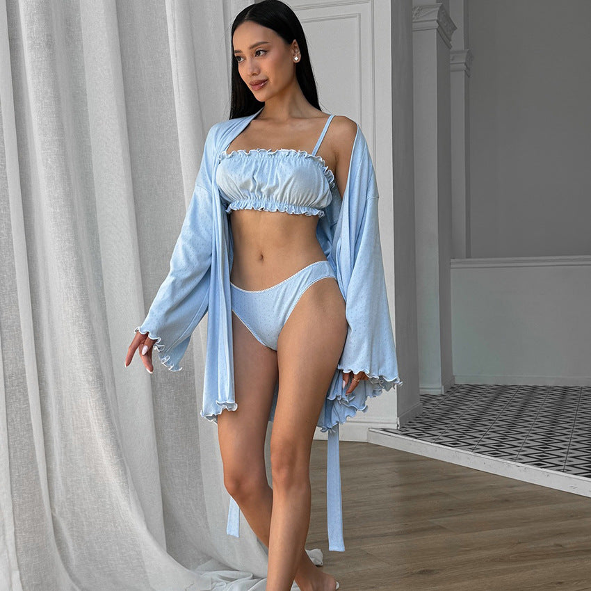 Damebadetøjssæt med elegant volangdetalje og gennemsigtig robe Stilla