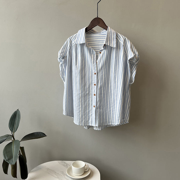 Dame kortærmet bluse med stribet design og elegante knapdetaljer Stilla