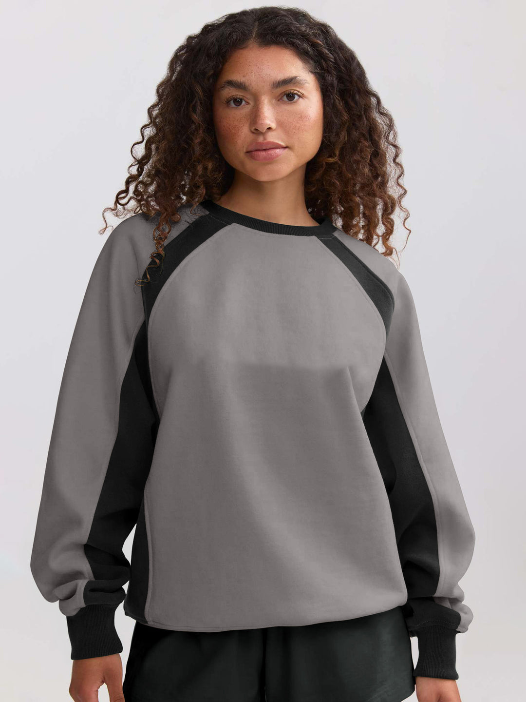 Dame sporty sweatshirt med kontrasterende raglanærmer og afslappet pasform Stilla