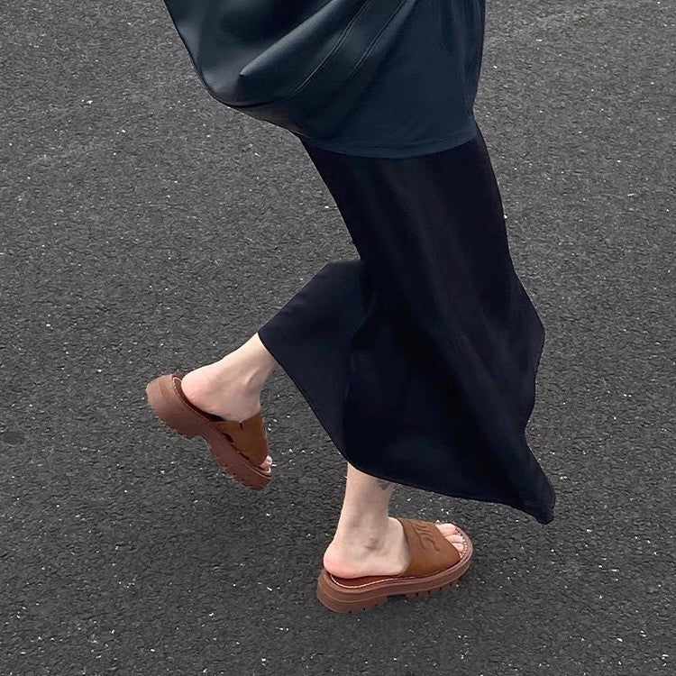 Dame komfortable slides med elegante prægninger og anatomisk fodseng Stilla