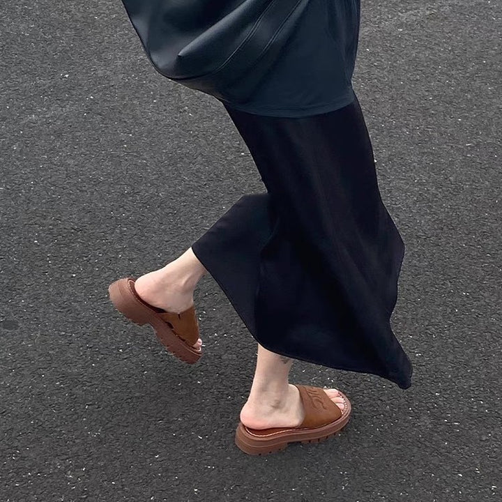 Dame komfortable slides med elegante prægninger og anatomisk fodseng Stilla