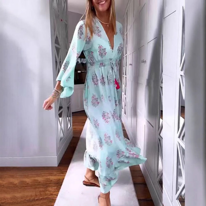 Dame nan luftig-flydende Boho-midikjole med V-udskæring, gathered smock talje, snor med kvaster og asymmetrisk flæse kant Skovae