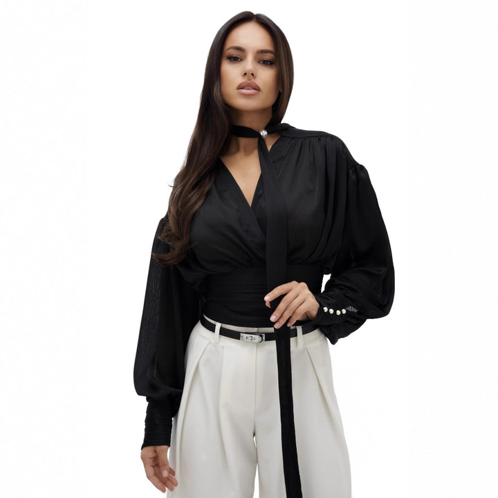 Kvinders bluse med voluminøse ærmer og elegante perleknapper Stilla