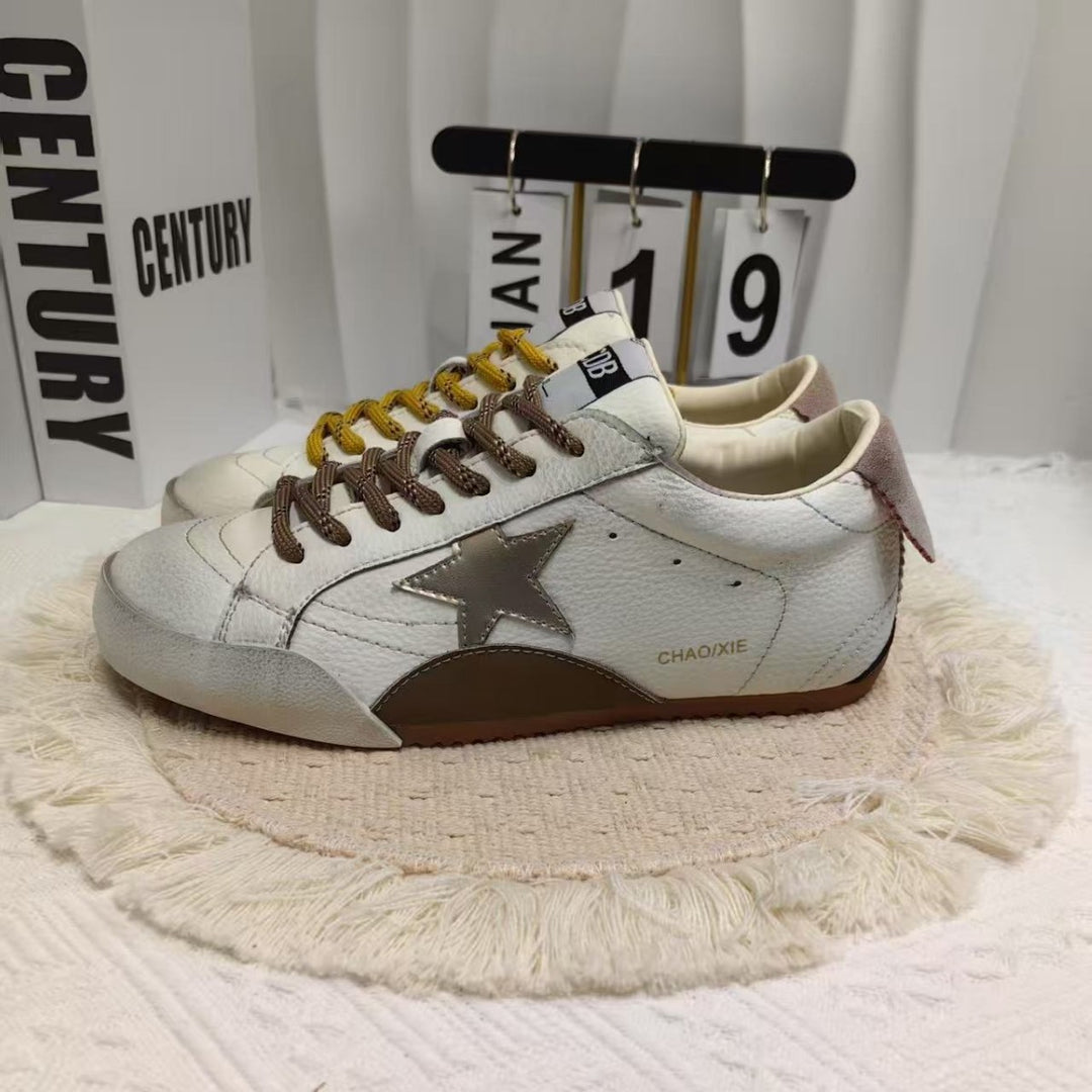 Dame sneakers med blødt ruskind og moderigtige detaljer Stilla