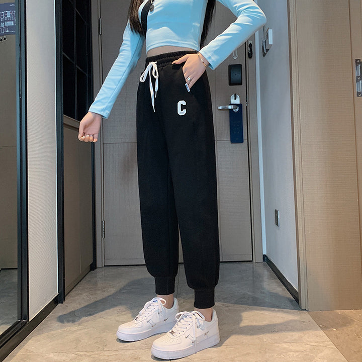 Kvindernes sporty loungewear sæt med cropped top og afslappede sweatpants Stilla