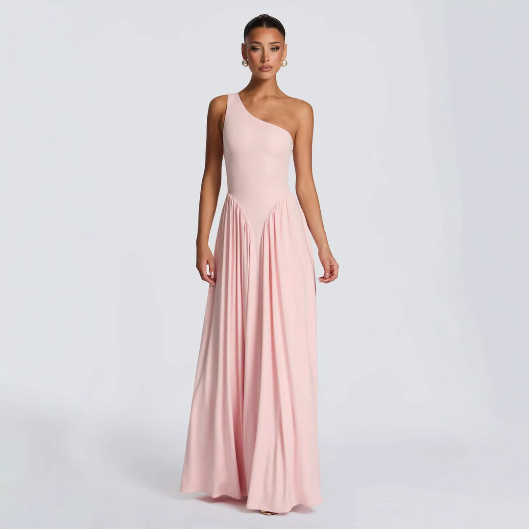 Kvindelige elegante asymmetrisk maxi kjoler med flydende nederdel og fine draperingsdetaljer Skovae