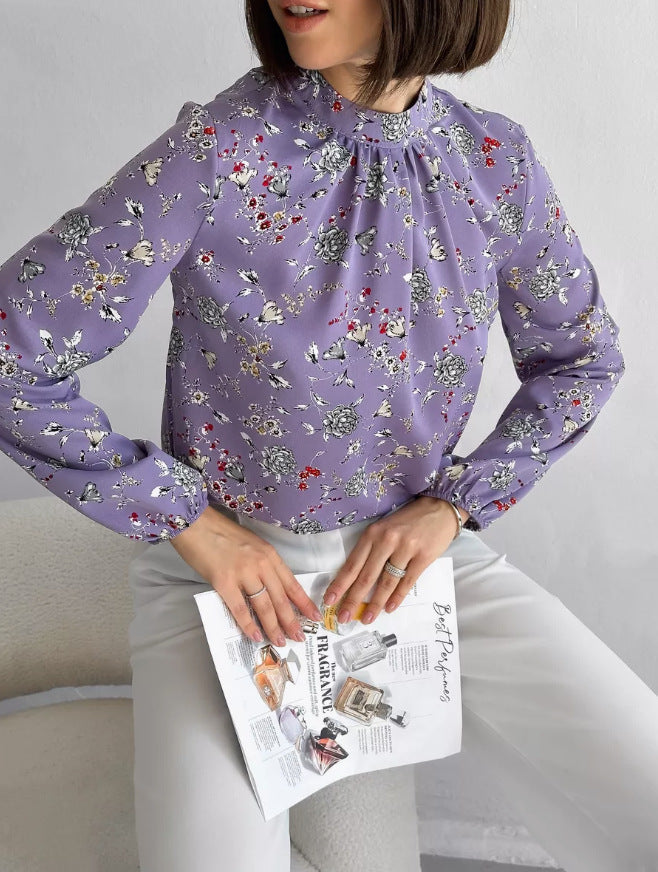 Damebluse med elegant blomsterdesign og bredt ærme Stilla
