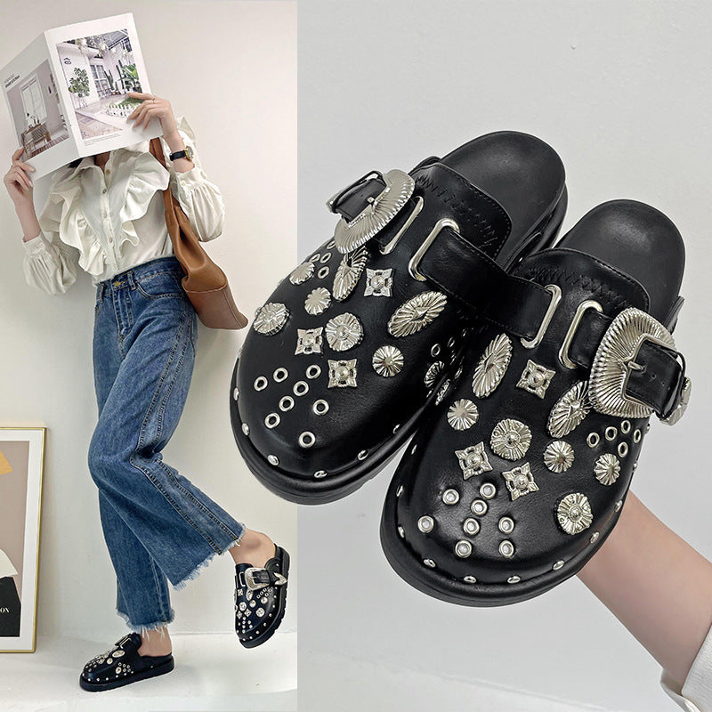 Dame nan dekorerede slip-on clogs med metalliske conchos, stor pynteklips og ergonomisk fodseng Skovae