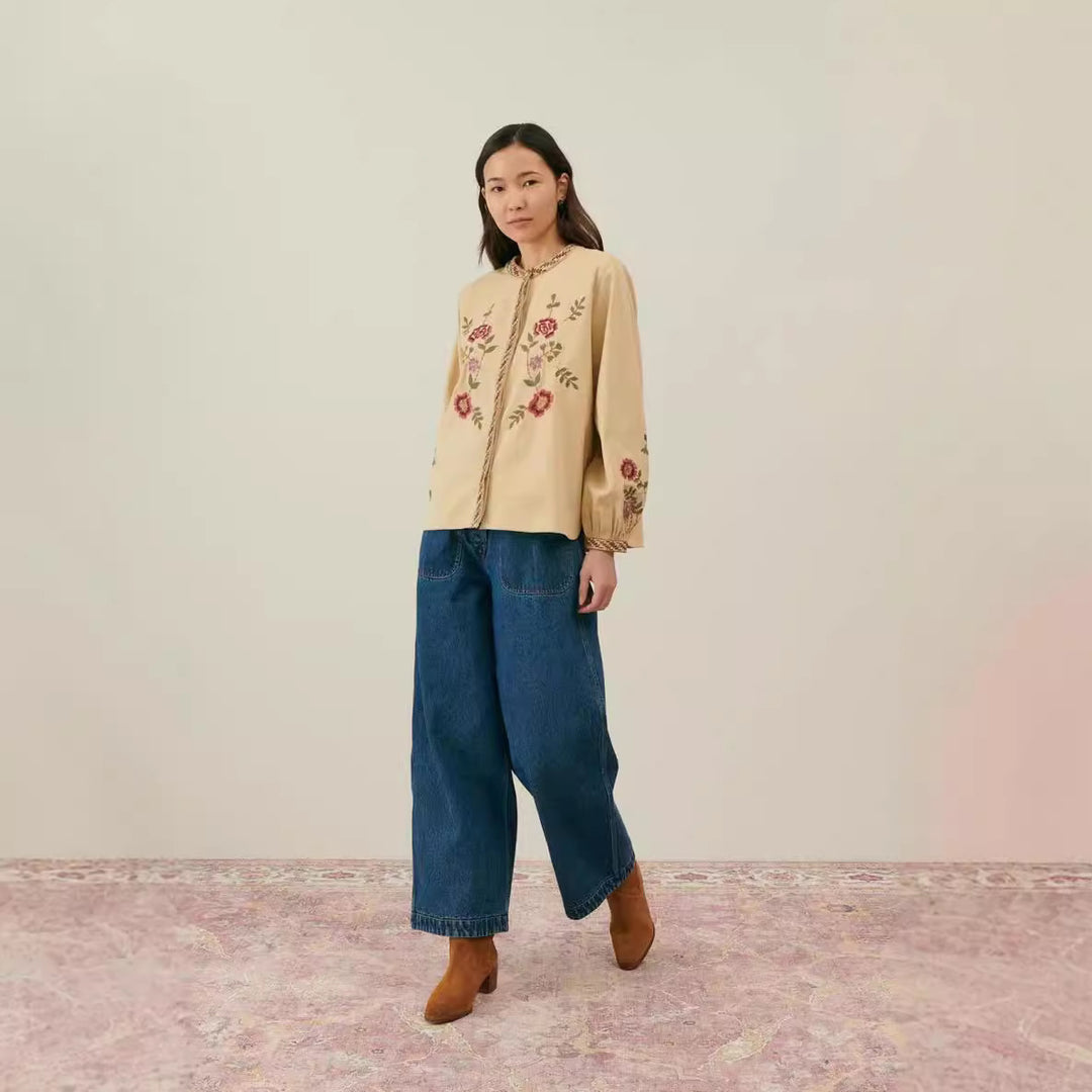 Damebluse med håndlavet blomsterbroderi og elegant pyntesøm Stilla