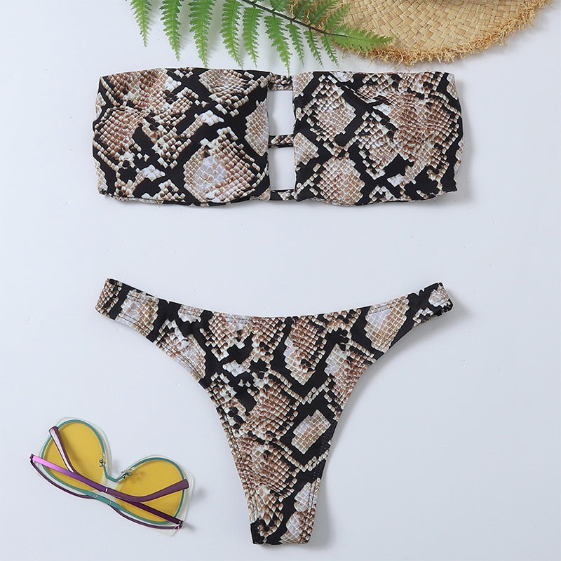 Dame bandeau-bikini med slidser og moderne slangeprint Skovae
