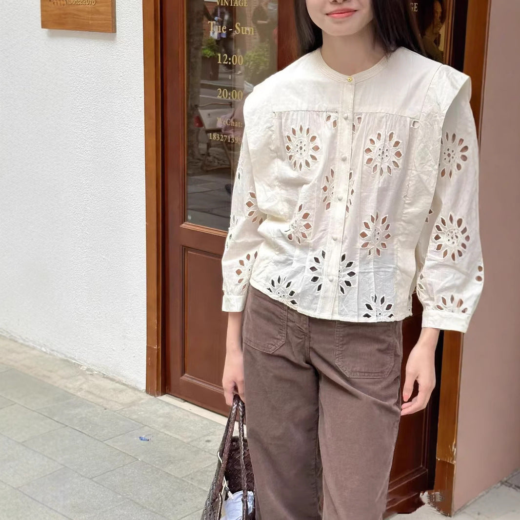 Damebluse med fin hulbroderi og dekorative knapper Stilla