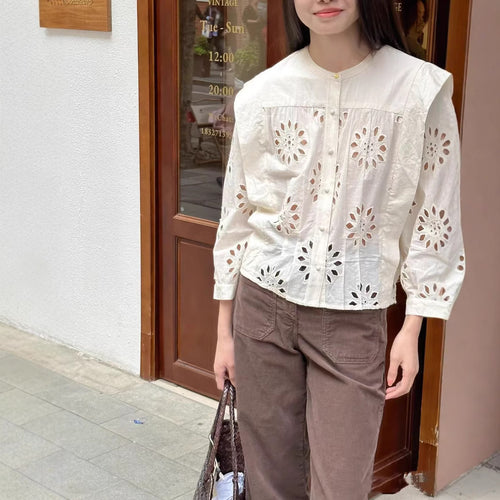 Damebluse med fin hulbroderi og dekorative knapper Stilla