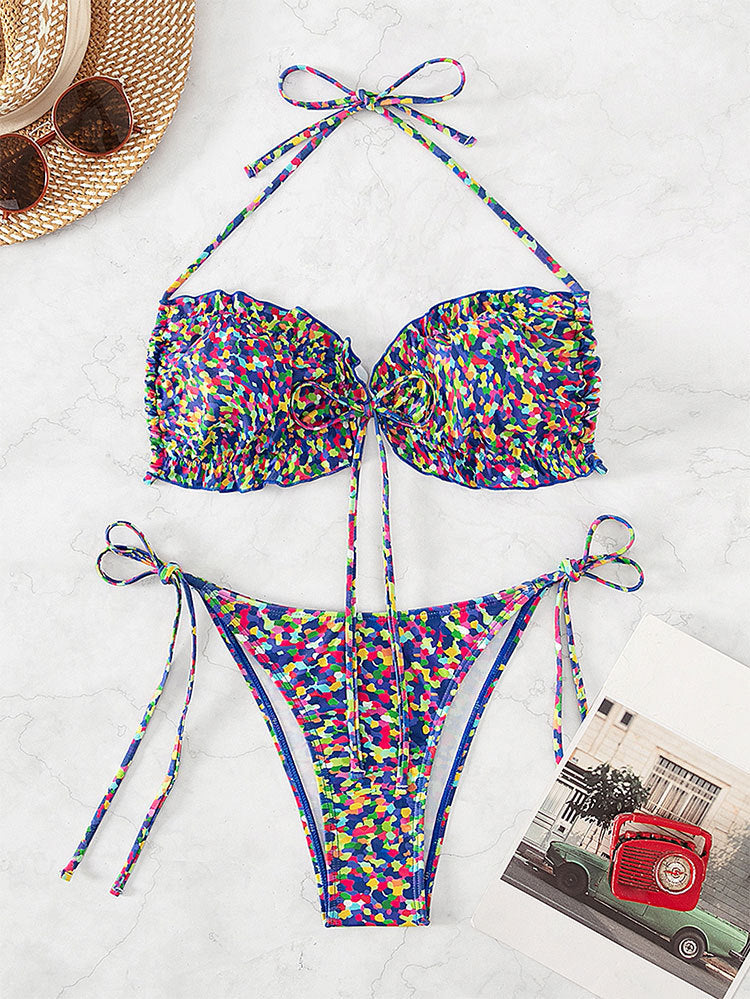 Damebikini med sexy højt skåret trusse og farverigt design Skovae