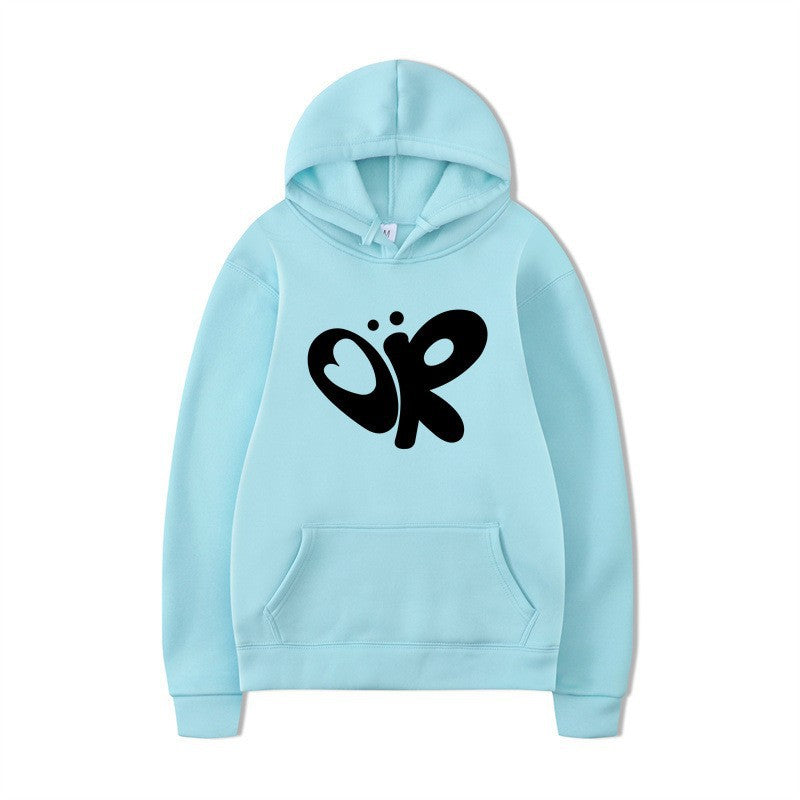 Dame hoodie med stort print og praktisk kænguru lomme Skovae