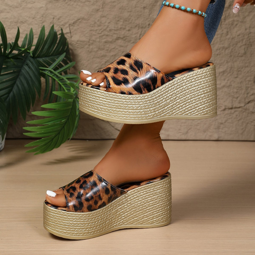 Dame Plateau-Mules med moderne leopardmønster og sofistikeret remdesign Stilla