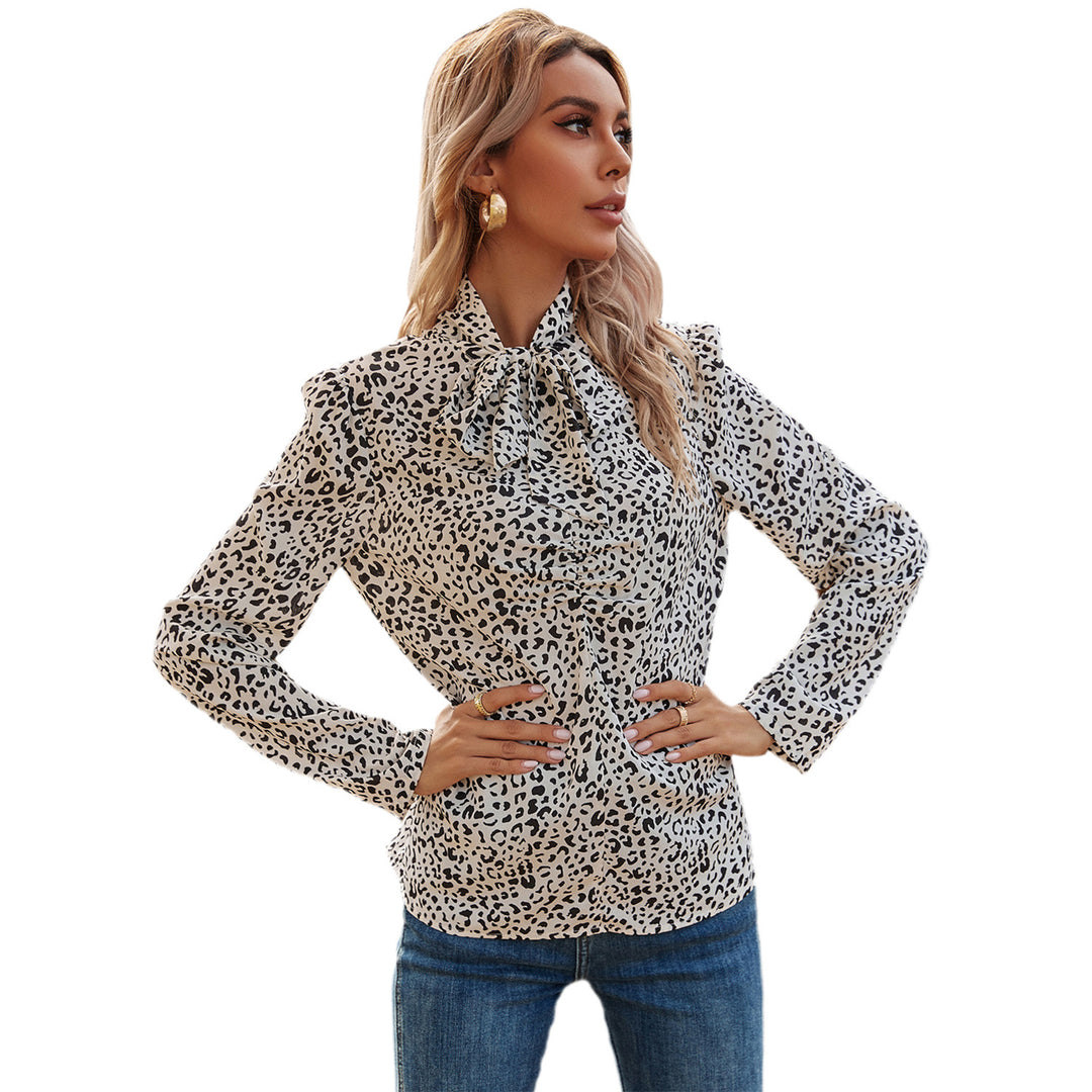 Damer elegant bluse med flæsedetaljer og ædelt leopardmønster Stilla