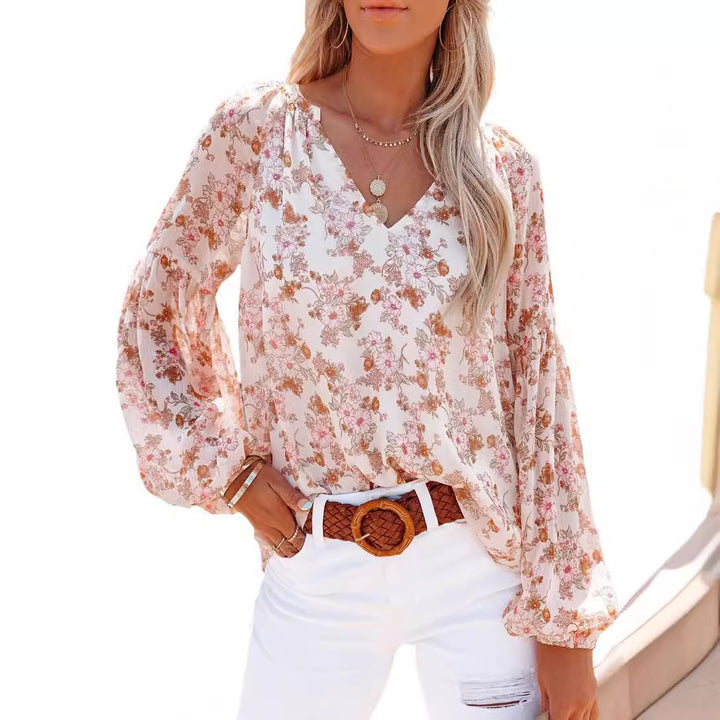 Damebluse med v-hals og let blomstret design Stilla