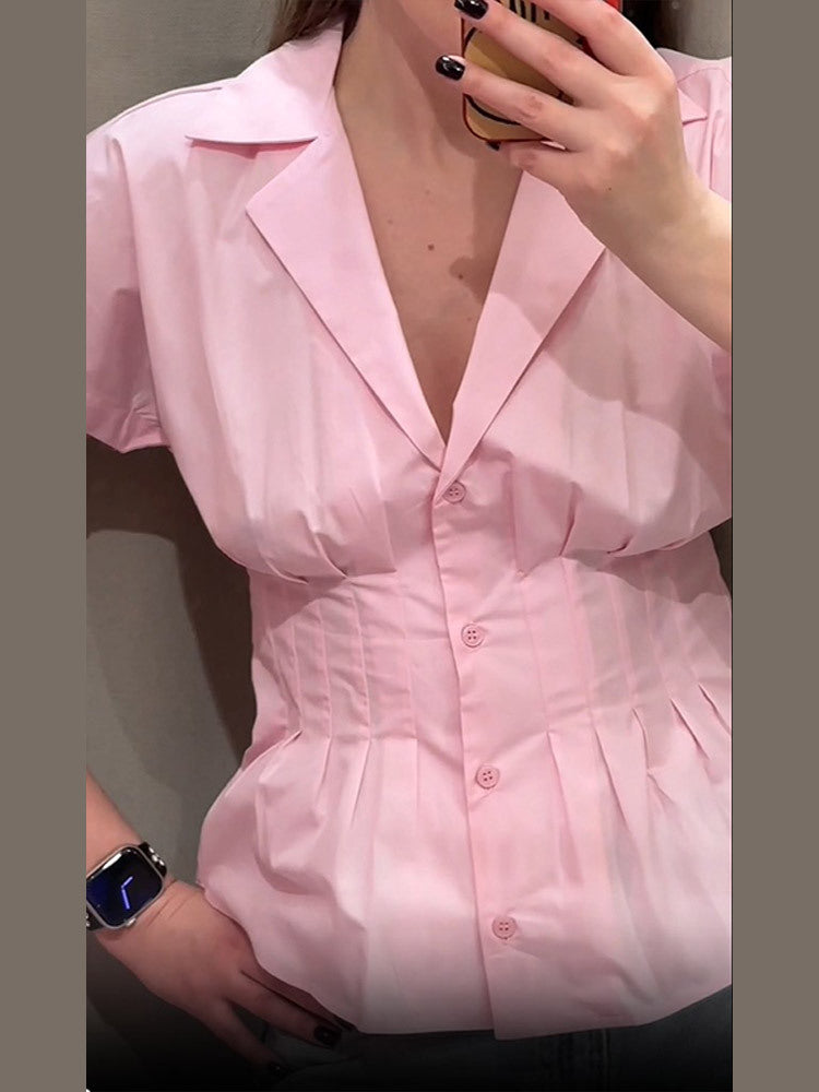 Dame taljeret bluse med detaljerede folder og elegant knaplukning Stilla