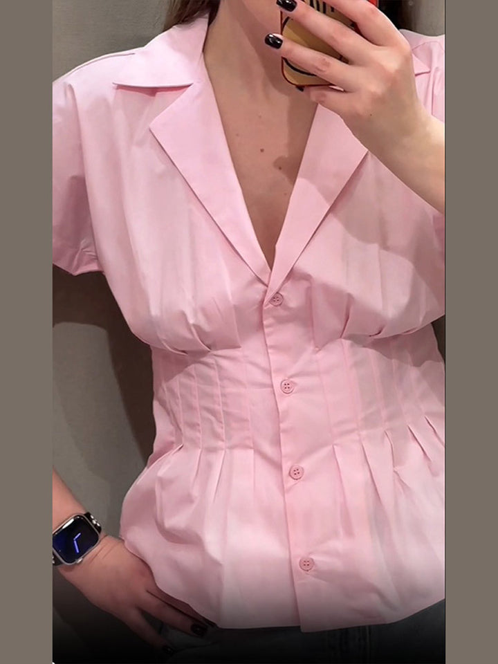 Dame taljeret bluse med detaljerede folder og elegant knaplukning Stilla