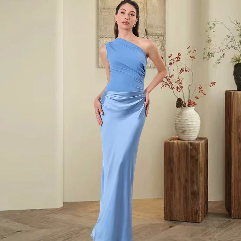 Dame elegante asymmetrisk aftenkjole med skinnende satin
