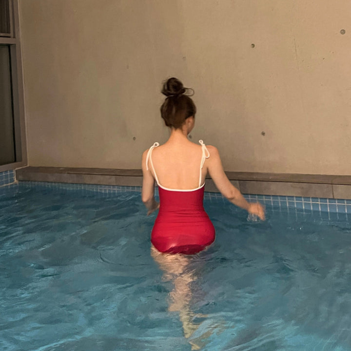 Dame étpiece badedragt med sportlig snit og trendy detaljer Stilla