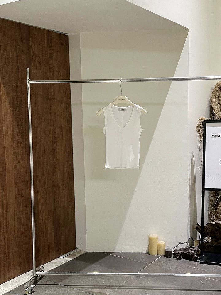 Dame figursyet tanktop i højkvalitets materiale med V-udskæring og elastisk snit Stilla