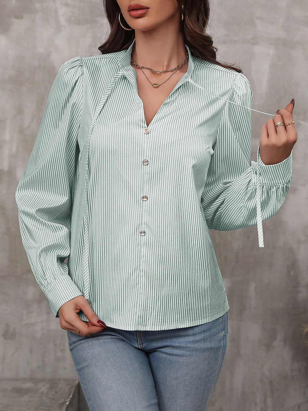 Dame elegant stribet bluse med puffærmer og fine knapdetaljer Stilla