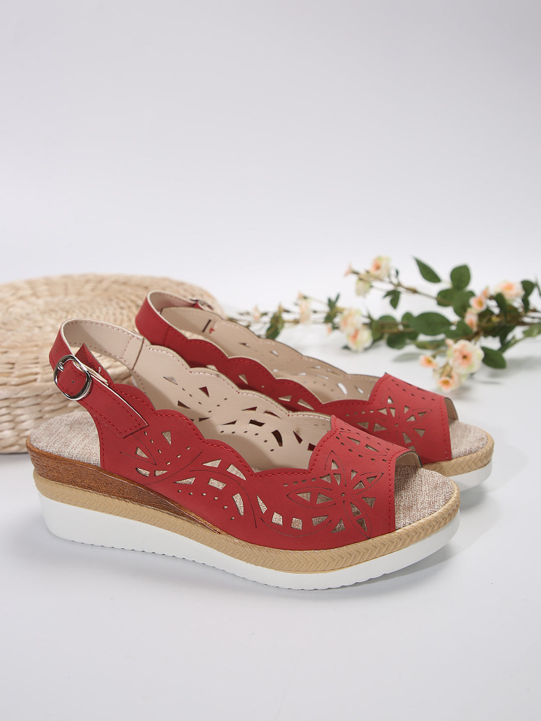 Dame Komfort Sandaler med florale udsparinger og justerbar rem Stilla