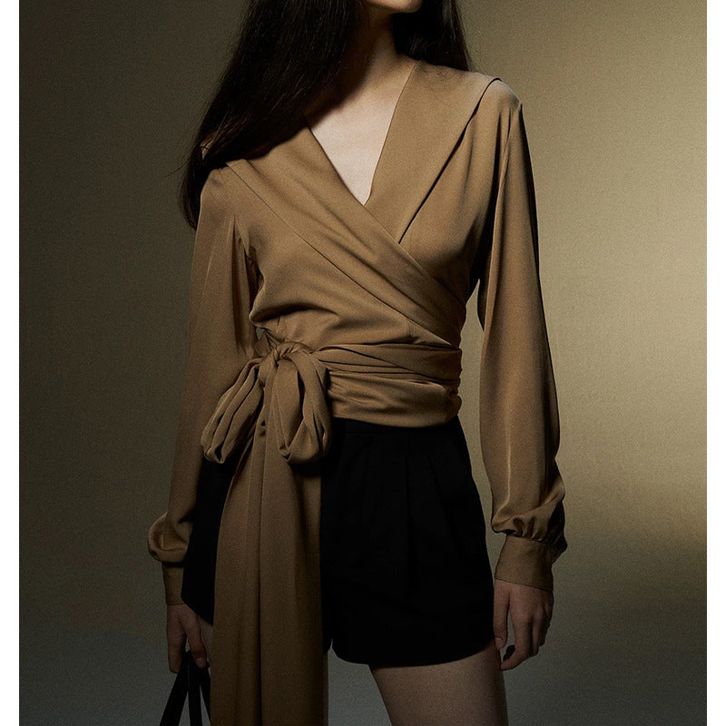 Dame indpakningsbluse med elegant krave og figursyet silhuet Stilla