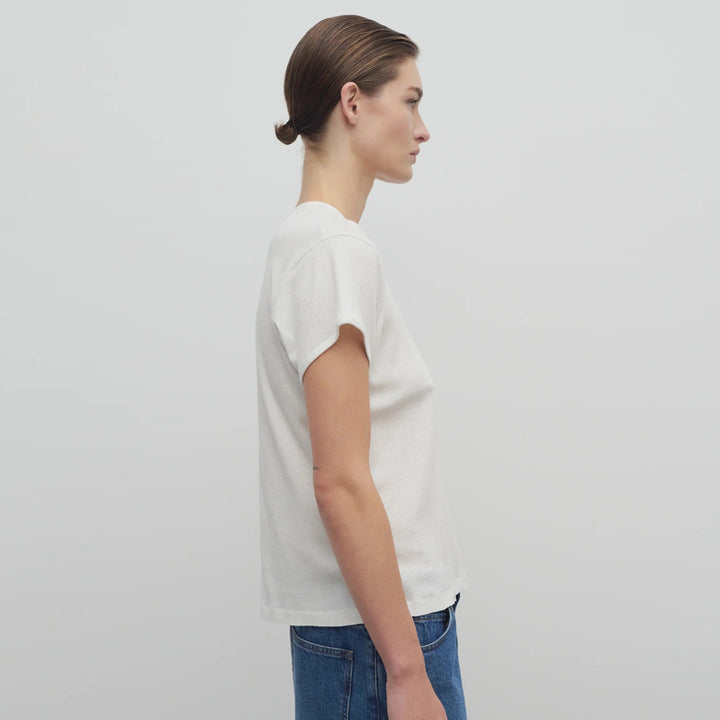 Dame T-shirt lavet af kvalitetsbomuld med afslappet pasform og opfoldede ærmer Stilla