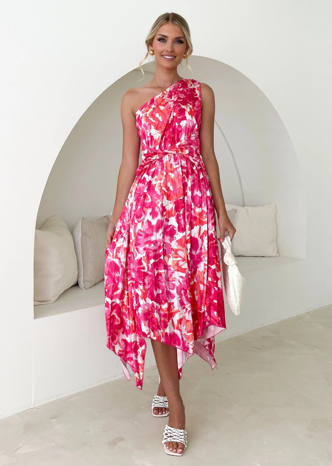 Dame Maxikjole med asymmetrisk snit og flydende floral-design Stilla