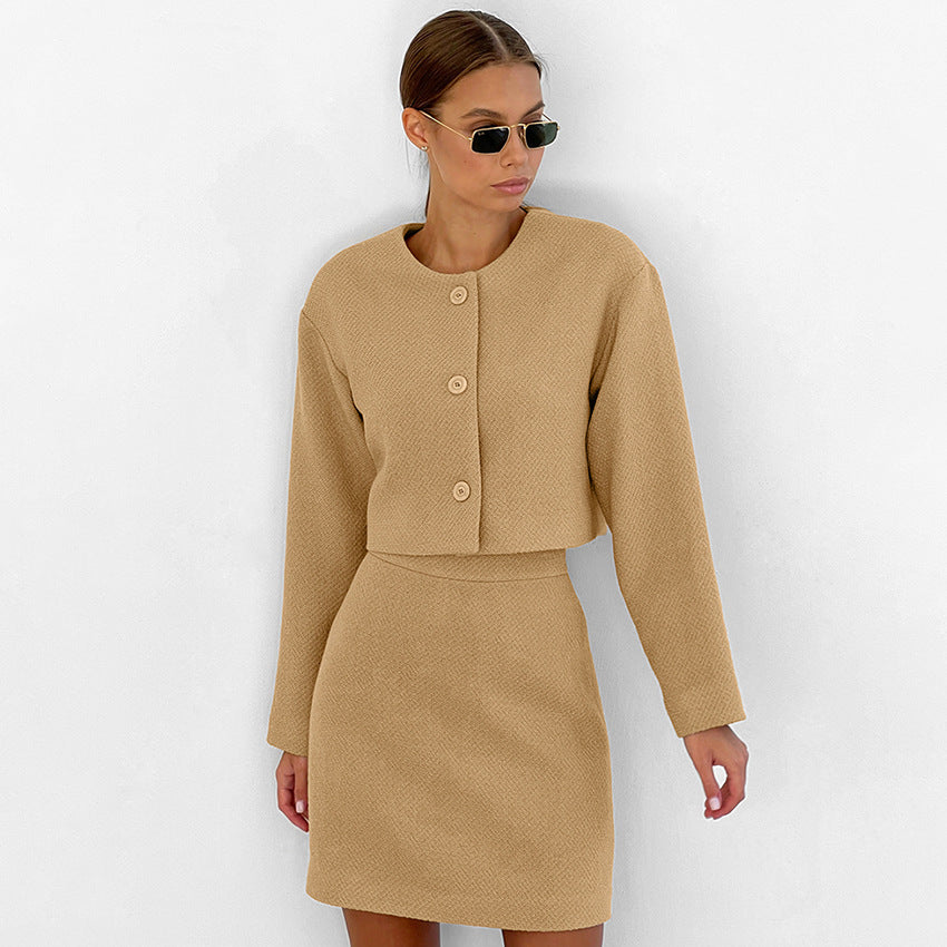 Dame Mode Minikjole med Crop-Jakke og elegante Knapdetaljer Stilla
