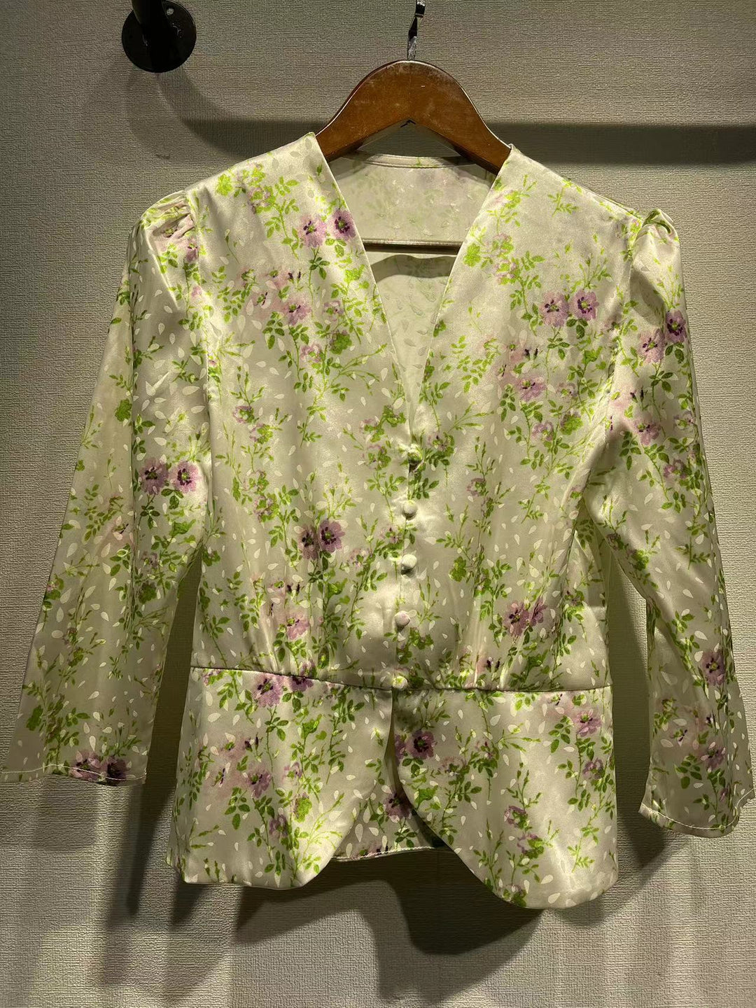 Damebluse med blomsterprint og elegant V-hals Stilla