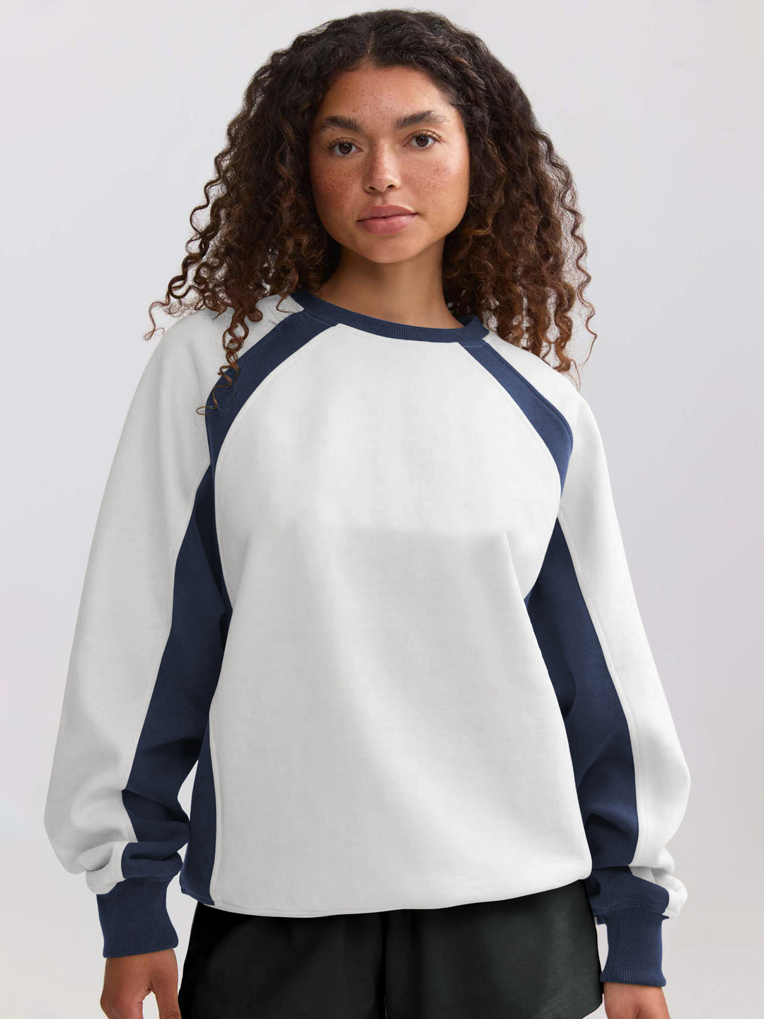 Dame sporty sweatshirt med kontrasterende raglanærmer og afslappet pasform Stilla