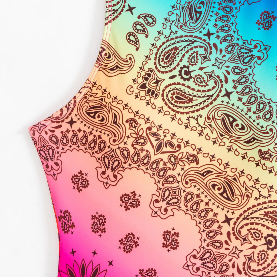Dame one-piece badedragt med farverigt bandana-design og moderne krave Stilla