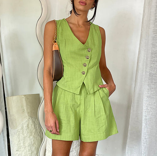Dame sæt bestående af ærmeløs blazer og shorts med dekorative knapdetaljer Stilla