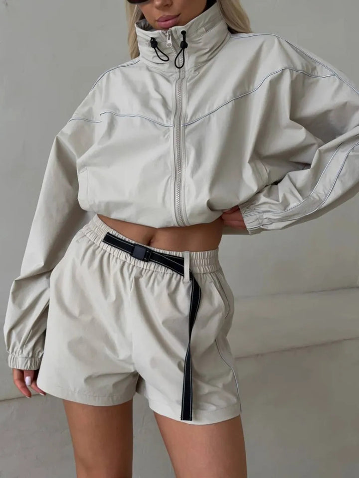 Kvindernes sporty jakke med shorts i moderne udendørs stil Skovae