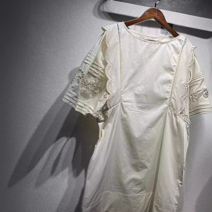 Damebluse med elegante spidsindsatser og afslappet snit Stilla