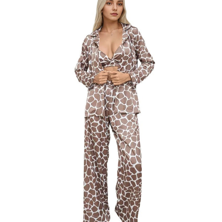 Dame pyjamasæt med girafmønster og elegante detaljer Stilla