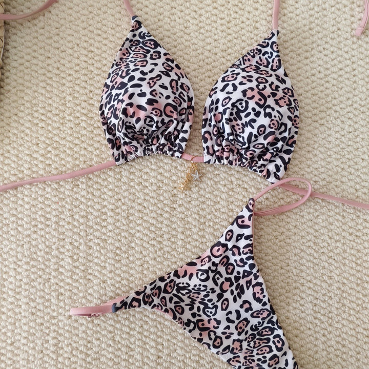 Dame triangel-bikini med dyremønster og stilfulde snøre detaljer Skovae