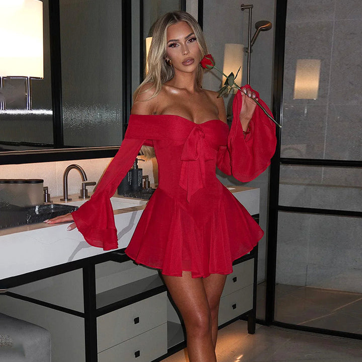 Dame off-shoulder minikjole med voluminøse flæsedetaljer og elegant taljebælte Stilla