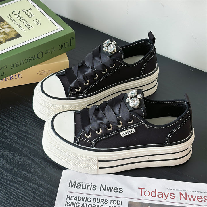 Damessneakers med dekorative satin-snørebånd og plateau- sål Stilla